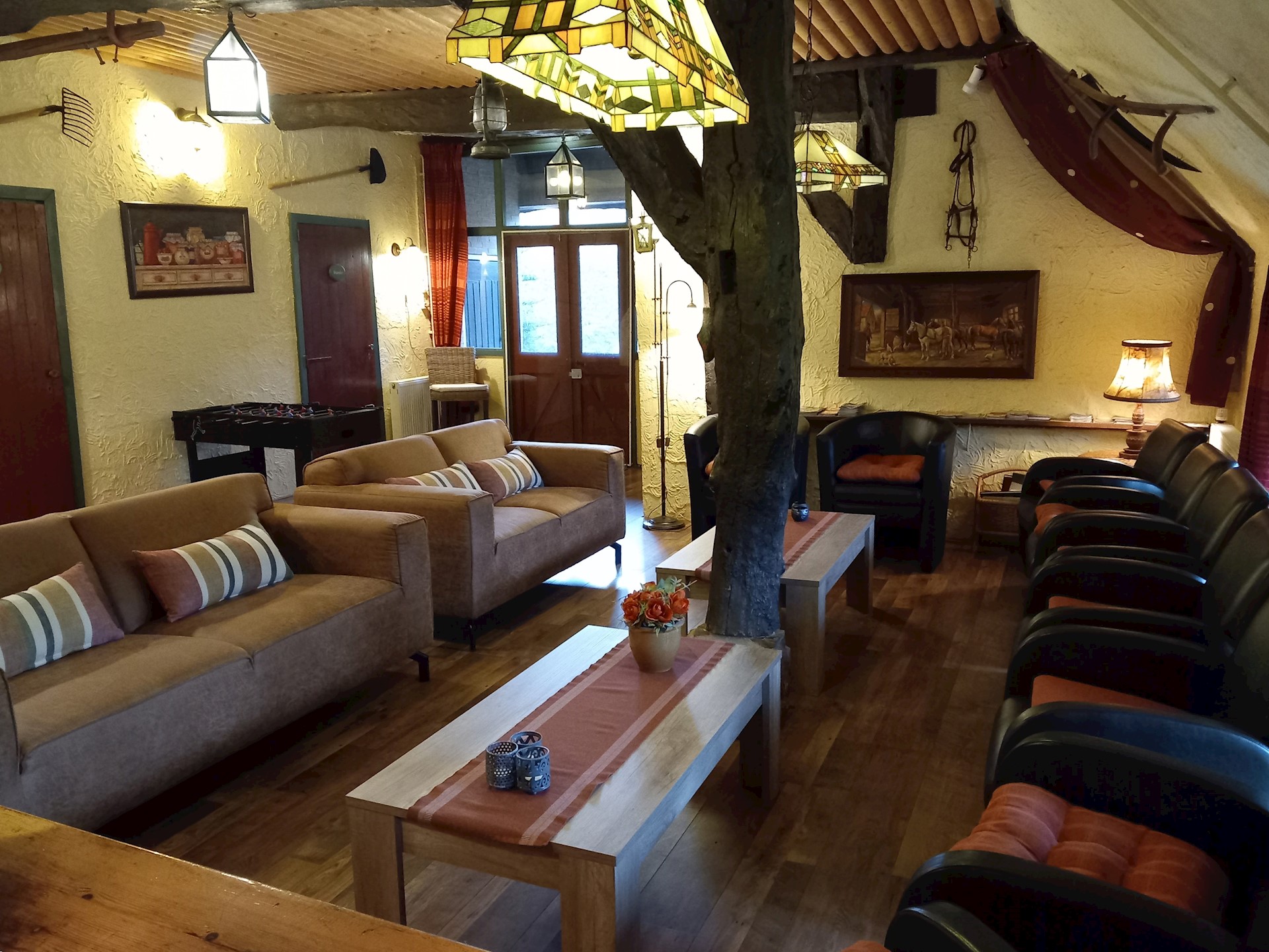 Huiskamer vanaf bar
